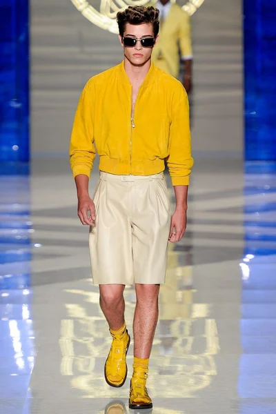 Look 16